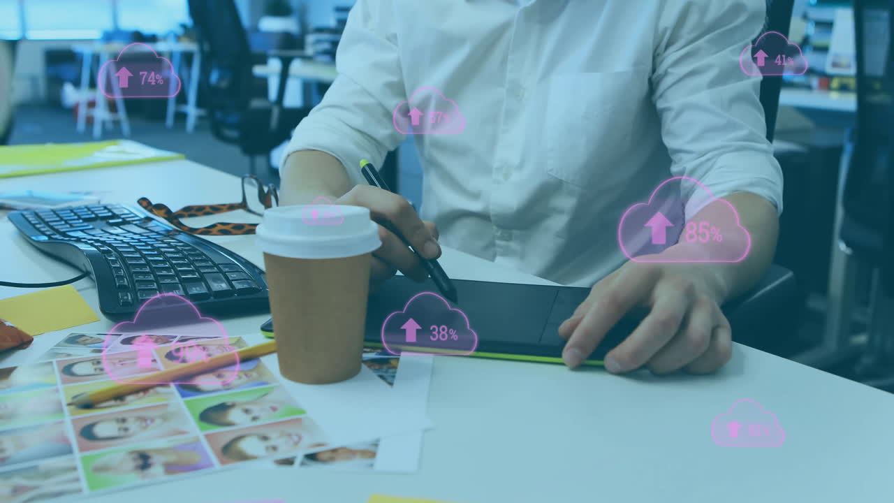 animación de números, flecha en la nube sobre la sección media del hombre caucásico dibujando en tableta gráfica