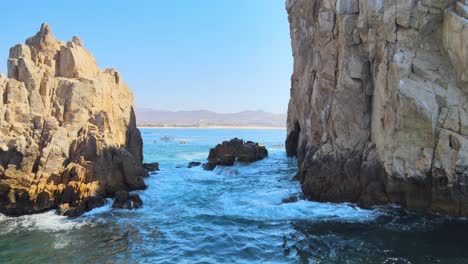 Leones-Marinos-Descansando-Sobre-Una-Roca-En-Los-Cabos,-Cabo-San-Lucas,-Bcs,-México