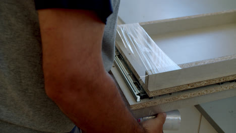 primer plano de un hombre profesional de bricolaje envolviendo madera