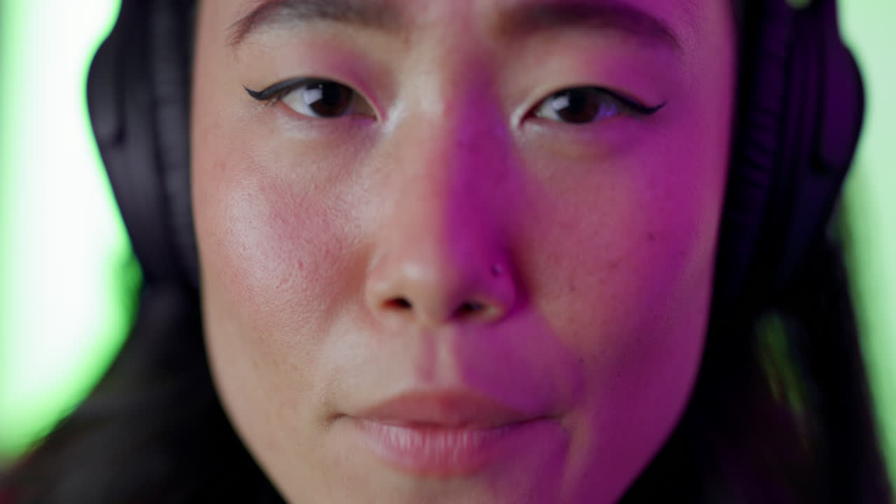 헤드폰으로 음악을 듣는 여자