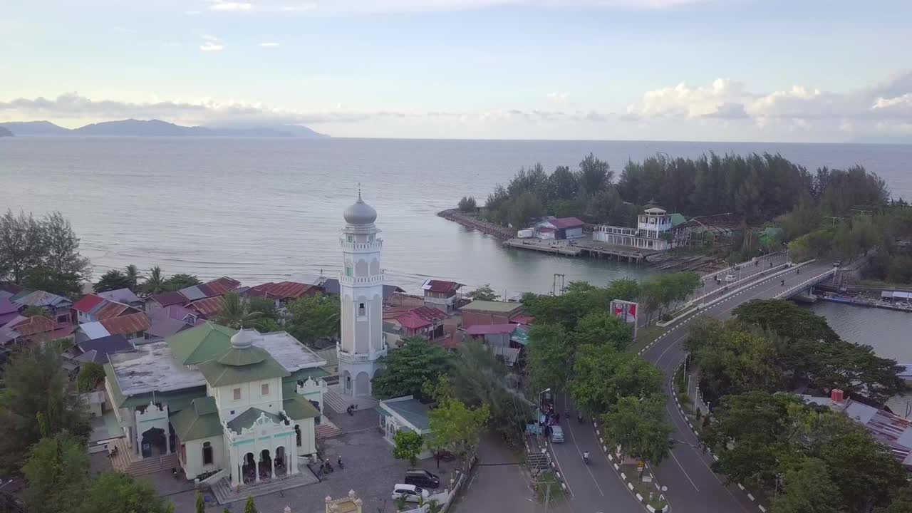 2004년 12월 26일 아세에서 쓰나미로 멸망한 마을의 공중 사진