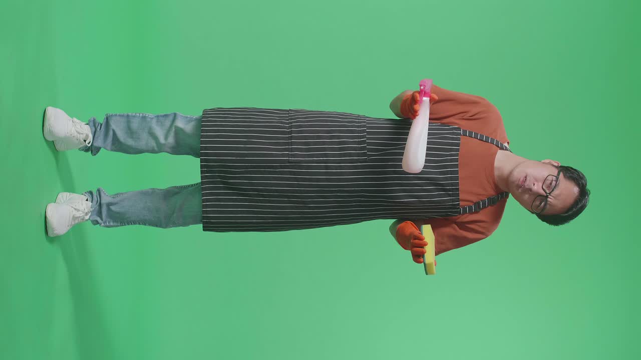 청소 용품으로 청소하는 사람