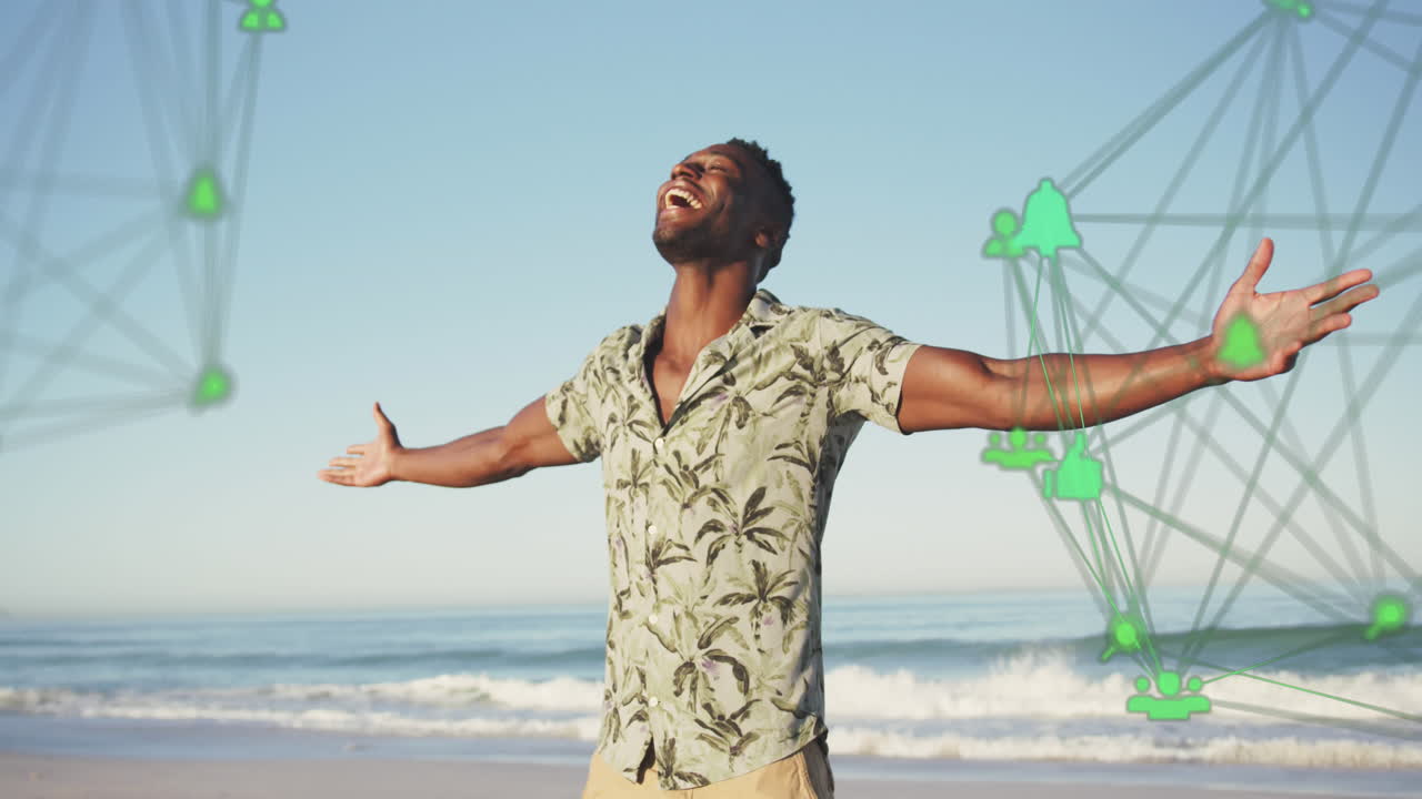 animación de redes giratorias con iconos digitales de redes sociales sobre un hombre sonriente en la playa