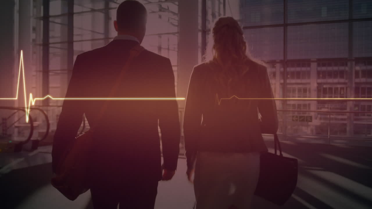 monitor de frecuencia cardíaca azul brillante contra diversos hombres y mujeres hablando mientras se despiertan en la oficina