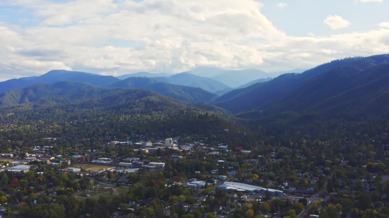 vista del paisaje de colinas y montañas en la ciudad de ashland oregon, estados unidos