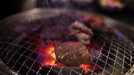 고기와 베이컨을 뜨거운 불 위에 는 것