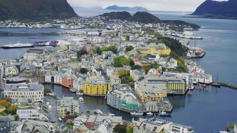 Mirador-De-Aksla---Paisaje-Urbano-De-Alesund-En-El-Condado-De-More-Y-Romsdal,-Distrito-De-Sunnmore,-Noruega