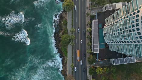 Top-down-aerial-over-traffic-flow-on-George-Washington-Avenue,-Santo-Domingo