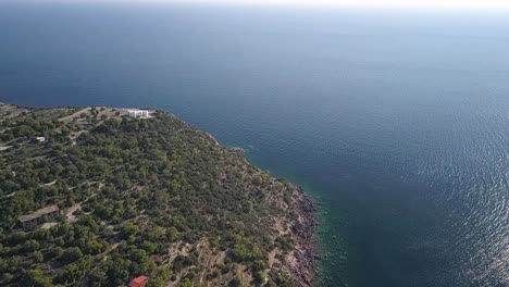 Zeitlupen-Vorwärtsdrohnenaufnahme-über-Der-Insel-Aigina-In-Griechenland