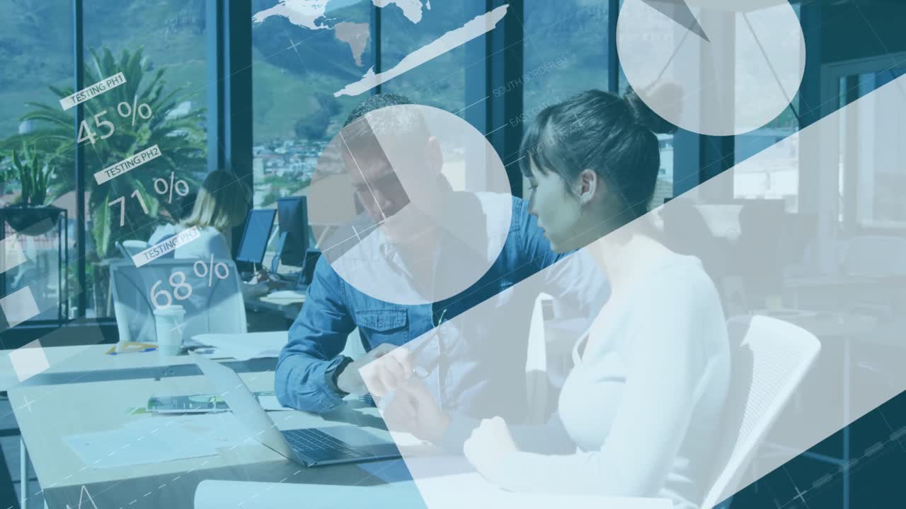 사무실에서 노트북으로 토론하는 다양한 남성과 여성에 대한 통계 데이터 처리 애니메이션