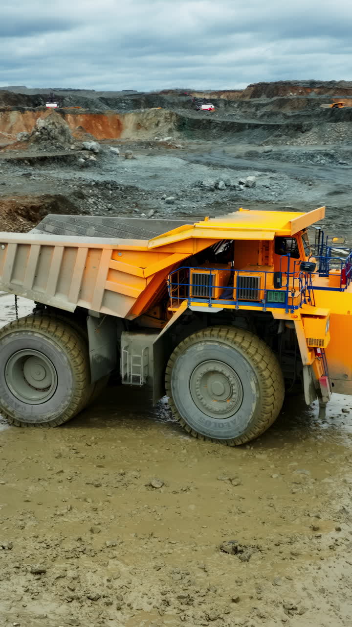 Tungt udstyr på en mine