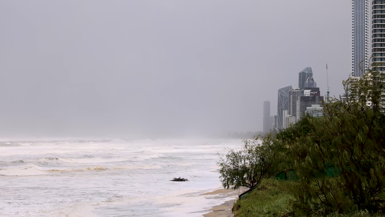 태풍 알프레드 (alfred) 가 오스트레일리아 골드코스트 (gold coast) 의 나로네크 비치 (narrowneck beach) 에 다가오면서 격렬한 파도와 구름이 가득한 바다 풍경.