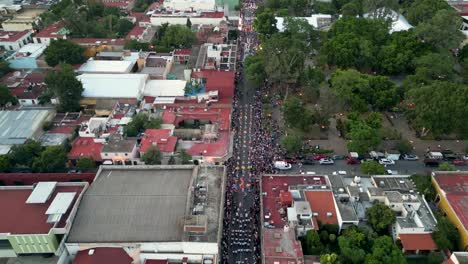 Vista-Aérea-Del-Desfile-Del-Festival-Guelaguetza-En-La-Ciudad-De-Oaxaca,-México