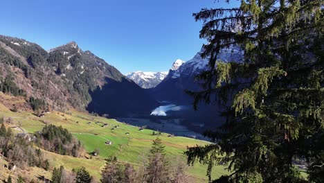 Gracia-Del-Atardecer-En-Fore-Glärnisch,-Serenidad-De-Glarus