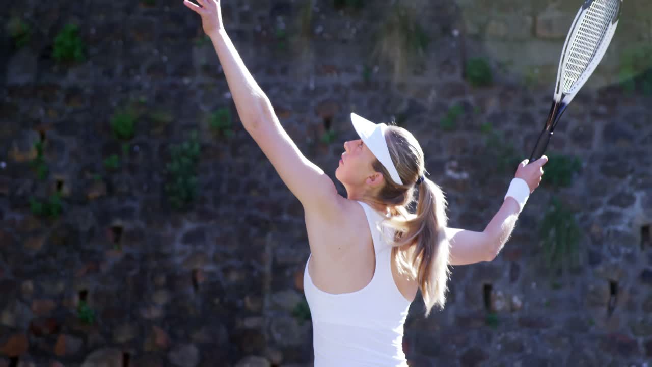 테니스 를 하는 활동적 인 스포츠 선수