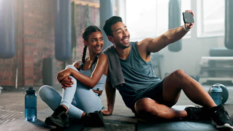 Couple-of-people,-selfie-and-gym-for-fitness