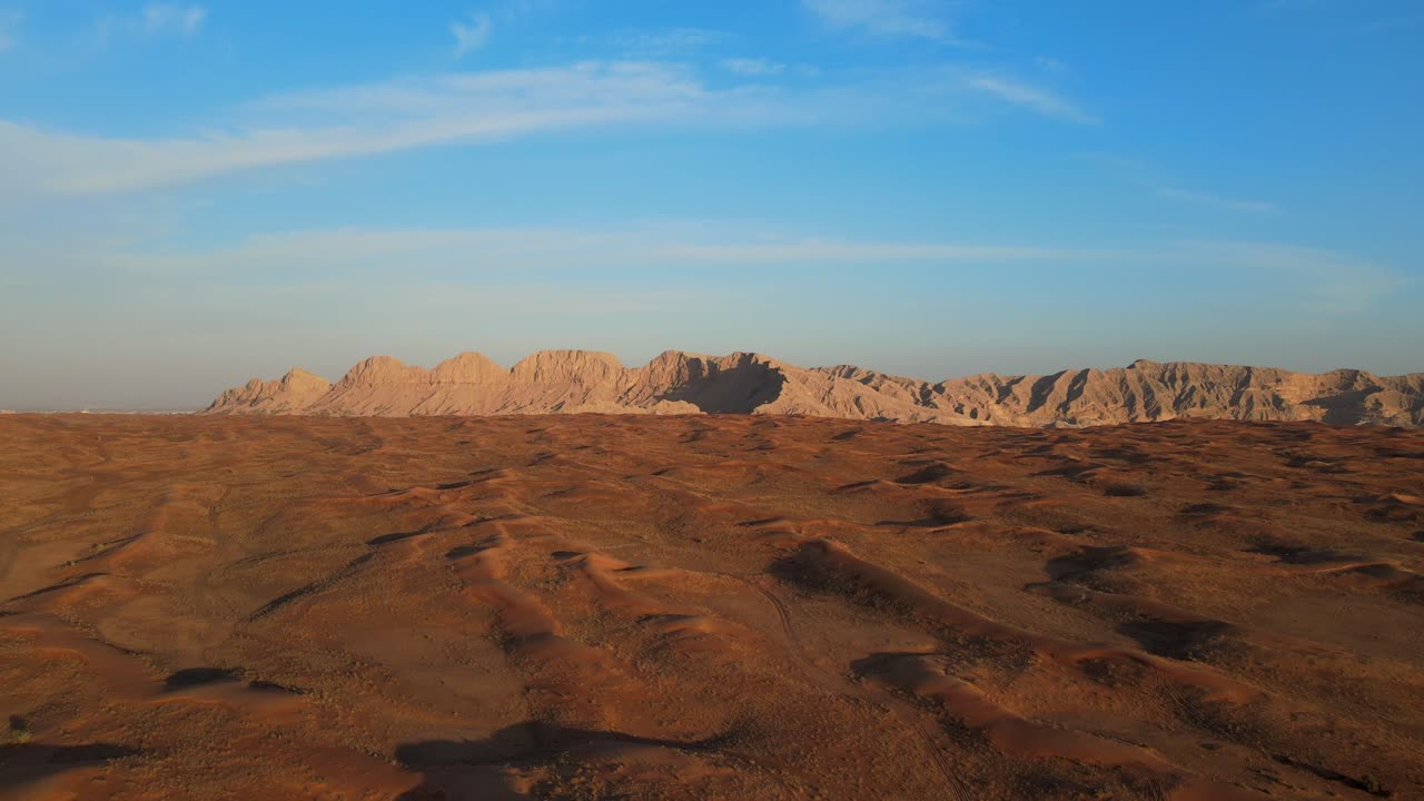 아라비아 사막의 공중 드론 전망, 땅은 사막에서 녹색으로 변모하고 있으며, 백그라운드에서 mleiha 산, 샤르자, 아랍 에미레이트