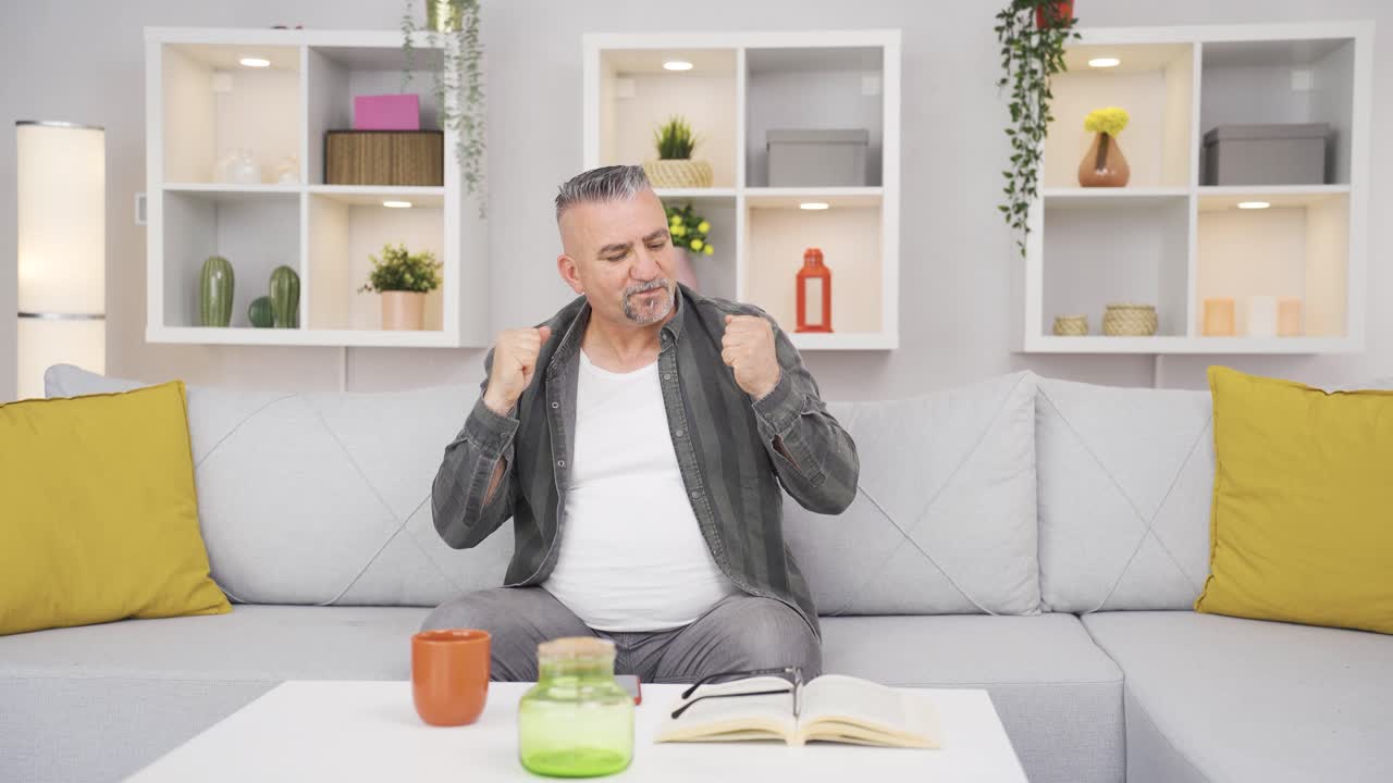 그  ⁇ 은이는 기 ⁇ 하고 있어요.