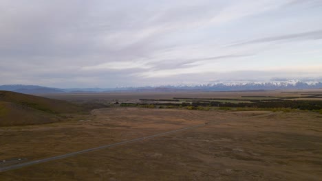 carretera perfectamente recta ubicada en una meseta de gran altitud en los alpes del sur de nueva zelanda durante el amanecer