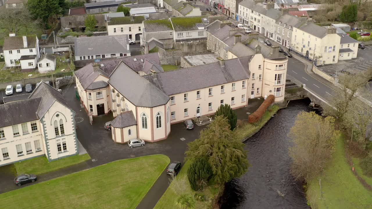 toma aérea descendente del convento de la misericordia en gort, galway, irlanda