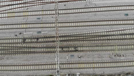 imágenes de drones en aumento de vías de tren en colchester, essex, reino unido