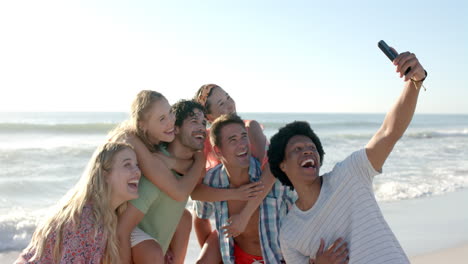 Grupo-Diverso-De-Amigos-Se-Toman-Un-Selfie-En-La-Playa