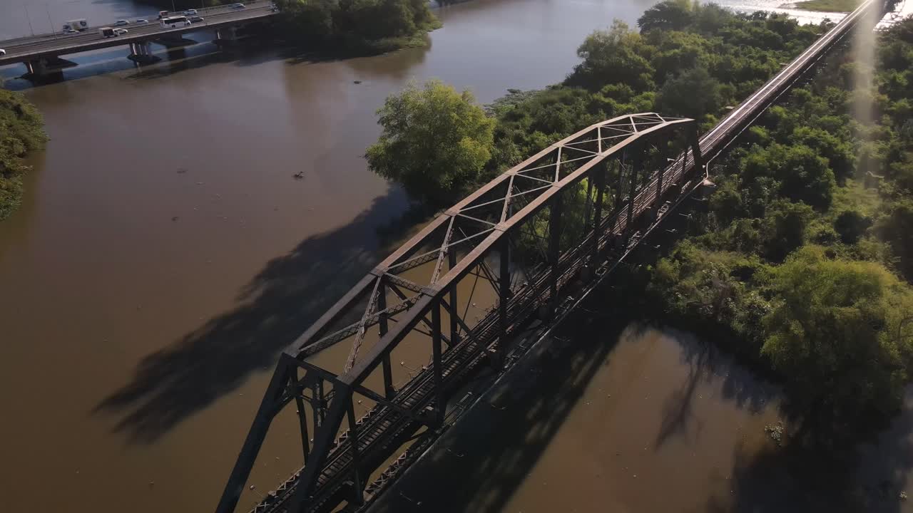 시날로아의 문화 보물로 인정받은 푸엔테 네그로 (puente negro) 는 쿠리아칸에 위치한 상징적인 창조물입니다.