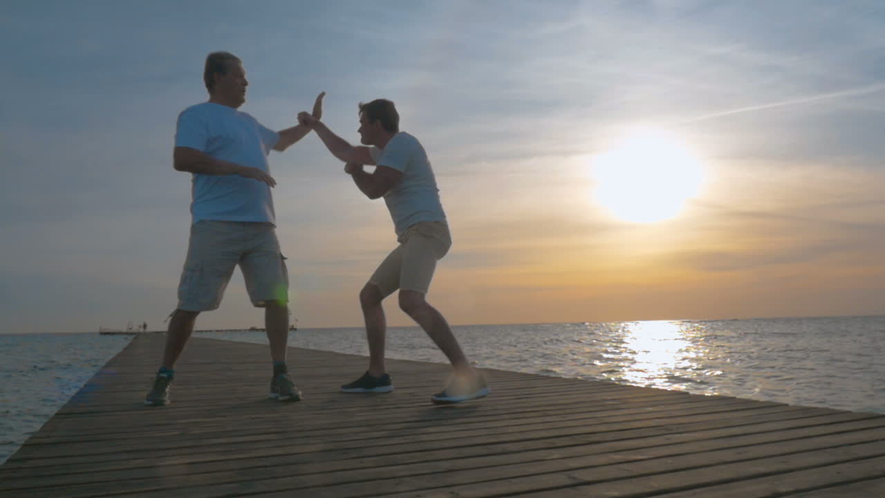 dos hombres teniendo entrenamiento de boxeo en el muelle
