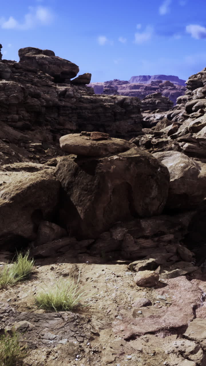 Le formazioni rocciose esaltano la bellezza di un paesaggio desertico arido a mezzogiorno