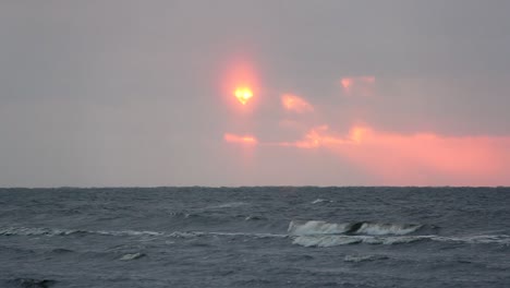 Colorido-Atardecer-De-Invierno-En-La-Orilla-Del-Golfo-De-Riga-En-Letonia-Saulkrasti-Duna-Blanca