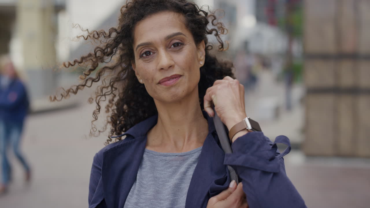 retrato confiada mujer de negocios madura sonriendo feliz disfrutando de un estilo de vida urbano profesional mujer hispana exitosa en la ciudad