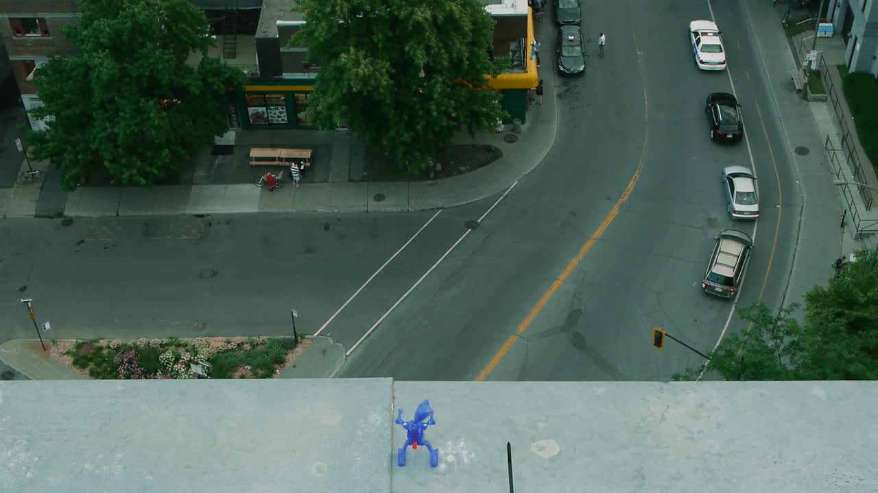 DANCING TOY AT THE EDGE OF A BUILDING