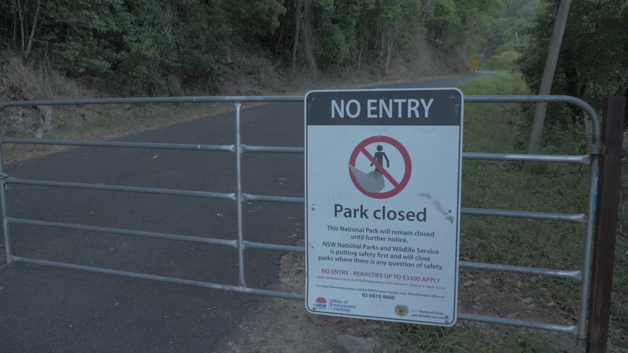 호주 뉴사우스웨일즈의 울룸빈 국립공원 입구에 입장 표지판이 없습니다 - 중요한 안전 문제로 인해 공원이 폐쇄되었습니다 - 정적 샷
