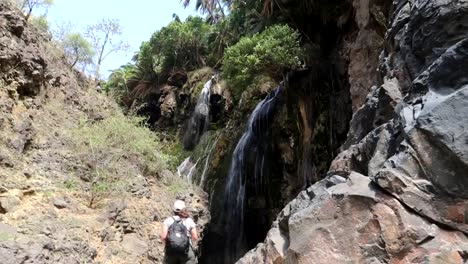 Aufwärtsschwenk-Von-Touristen,-Die-Ihr-Ziel,-Den-Engare-Sero-Wasserfall,-Erreichen