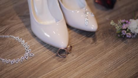 anillos de boda, flores ramo y zapatos de novia. accesorios para la novia