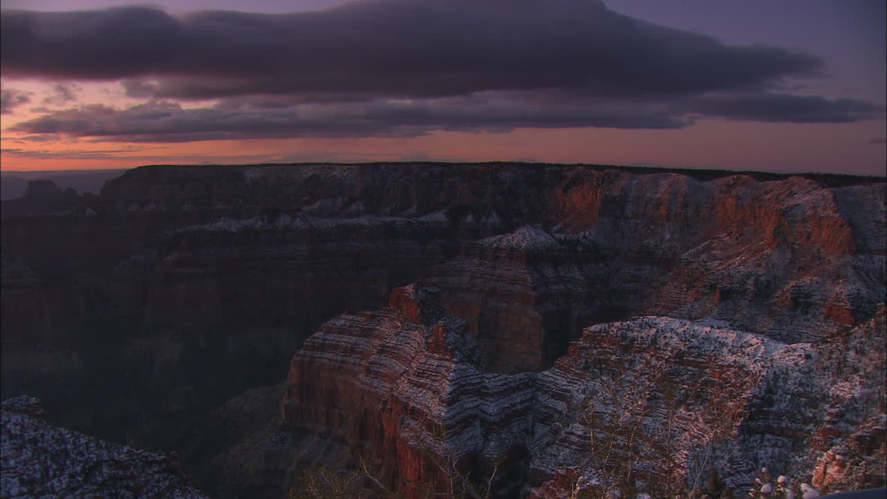 una toma panorámica del gran cañón en invierno al amanecer o al atardecer
