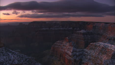 una toma panorámica del gran cañón en invierno al amanecer o al atardecer