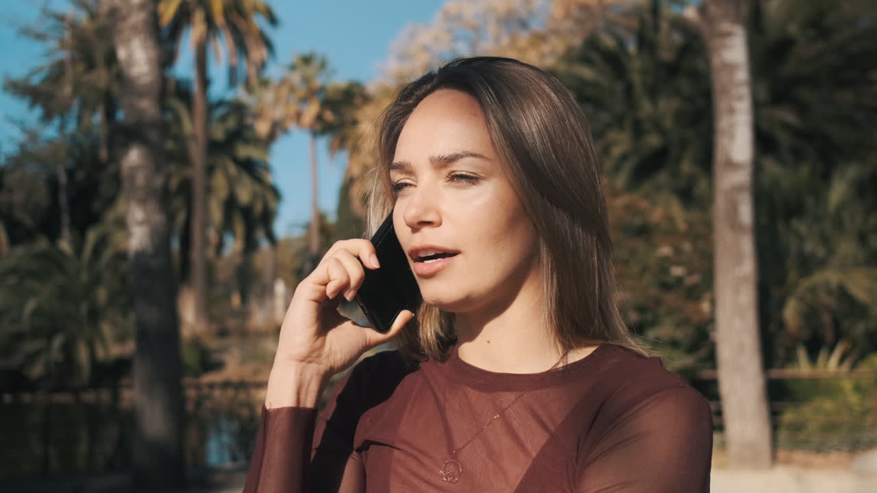 화가 난 여자가 전화로 논쟁하고 있어요.