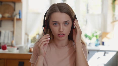 Retrato-De-Una-Joven-Que-Tiene-Una-Videollamada.-Chica-Teletrabajando-Mirando-A-Cámara.