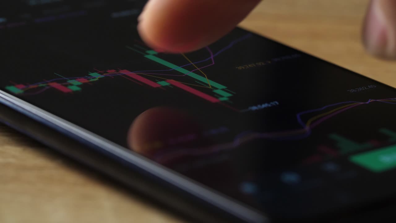 dedo macro comprobando el gráfico de acciones en el teléfono inteligente