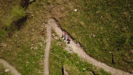 Senderismo-Familiar-En-Los-Alpes-Suizos,-Vista-Superior-Por-Drone