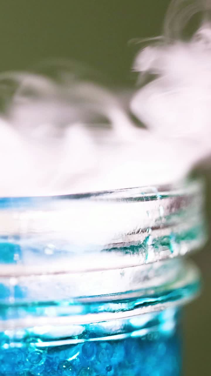 상승하는 거품과 증기가 있는 다채로운 액체