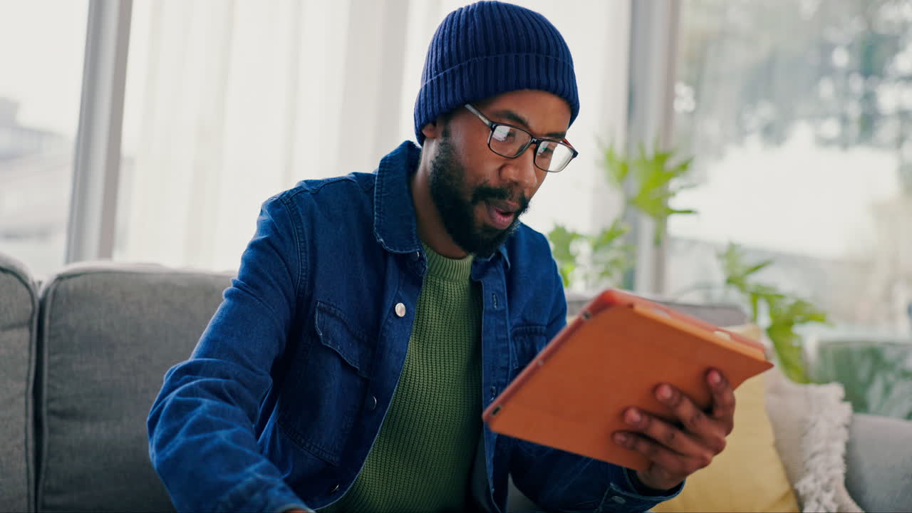 hombre negro, café y tableta en casa en el sofá