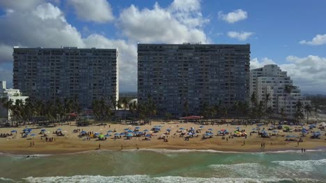 Condominios-A-Lo-Largo-De-La-Costa-En-Isla-Verde-Puerto-Rico-En-Un-Autobús-Día-Soleado-En-La-Playa