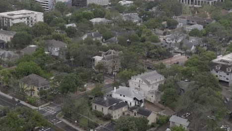 Austin,-Barrio-De-Texas-Con-Video-De-Drones-Inclinado-Hacia-El-Horizonte