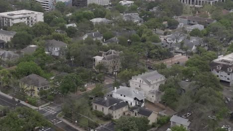 austin, vecindario de texas con video de drones inclinado hacia el horizonte