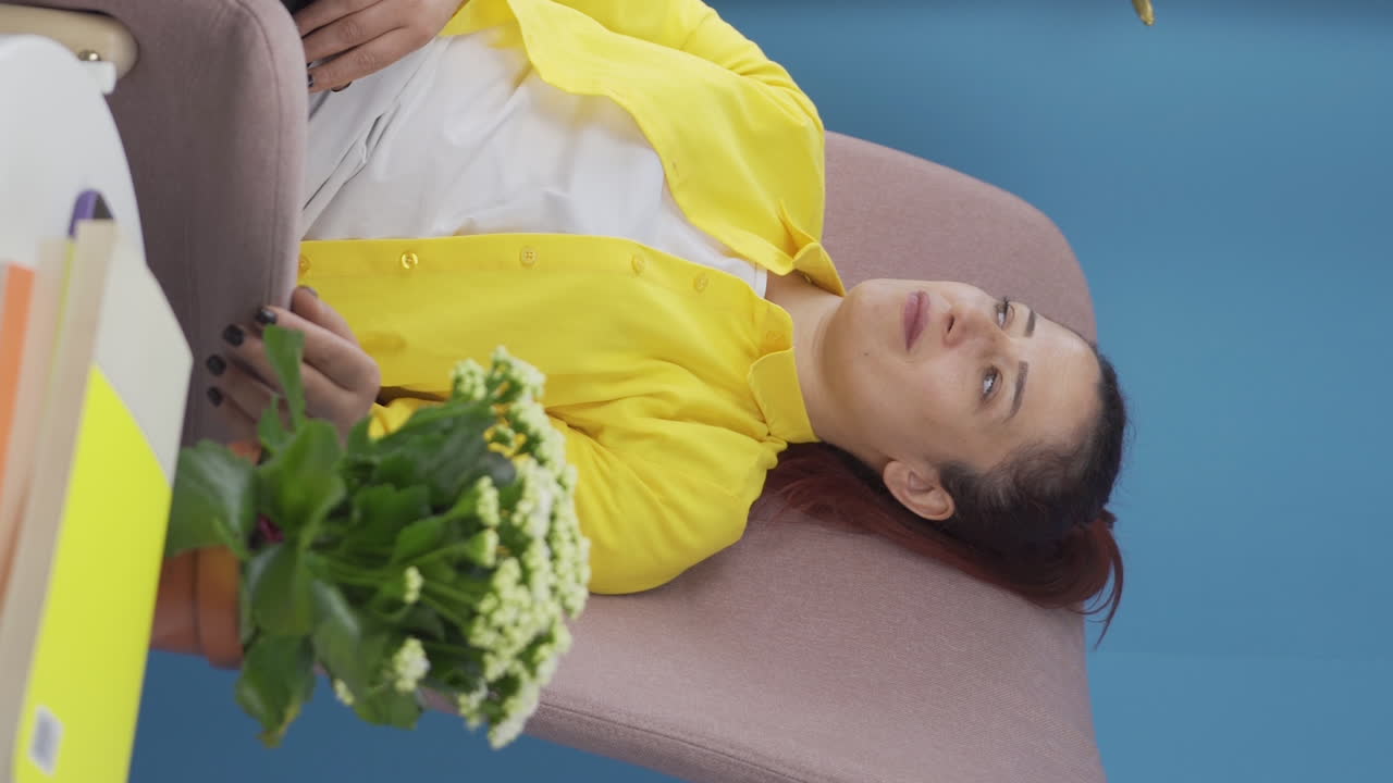 침착하고 평화로운 여성의 수직 비디오. 여성은 집에서 휴식을 취하고 있습니다.