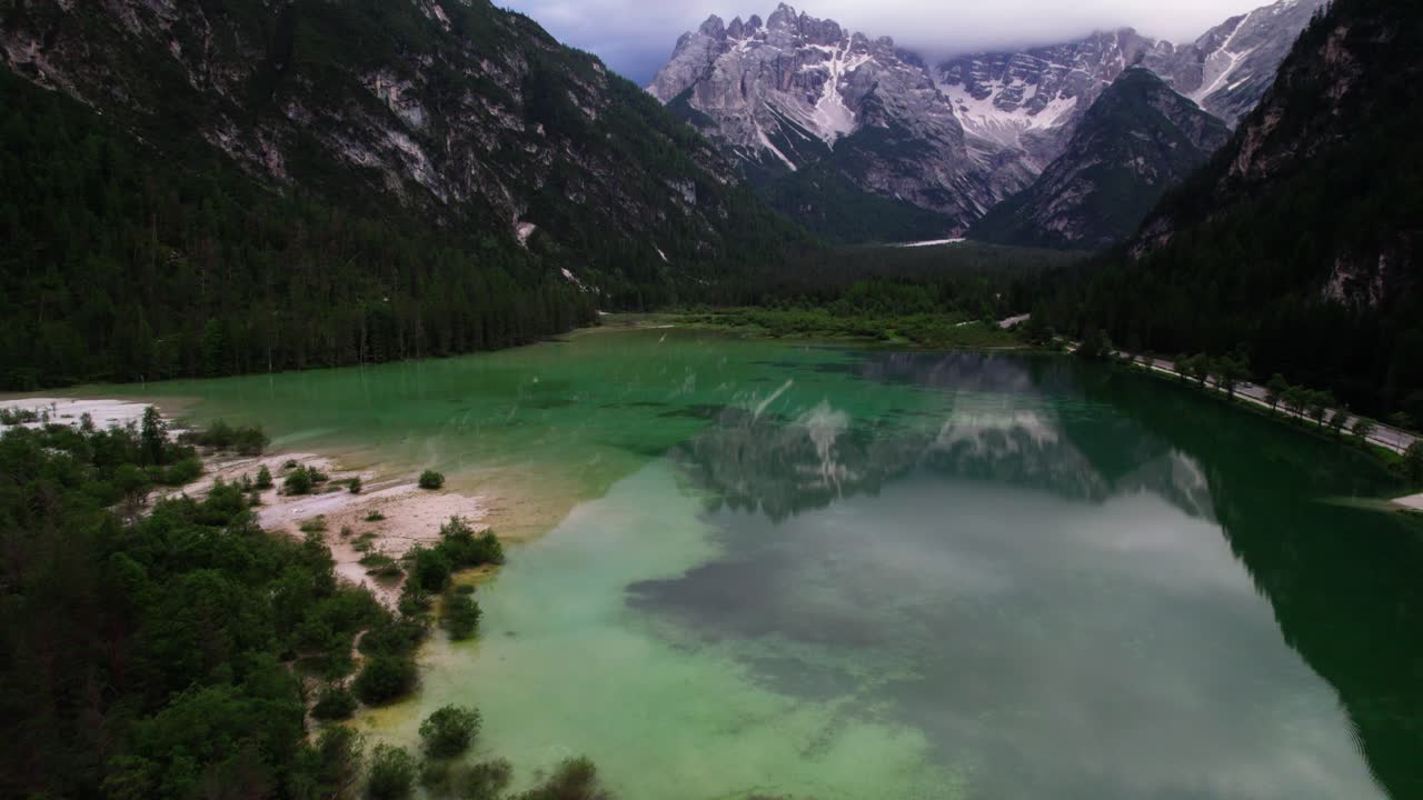 Rauha vuoristojärvi Landron yllä Dolomiiteilla Etelä-Tirolissa, Italiassa.