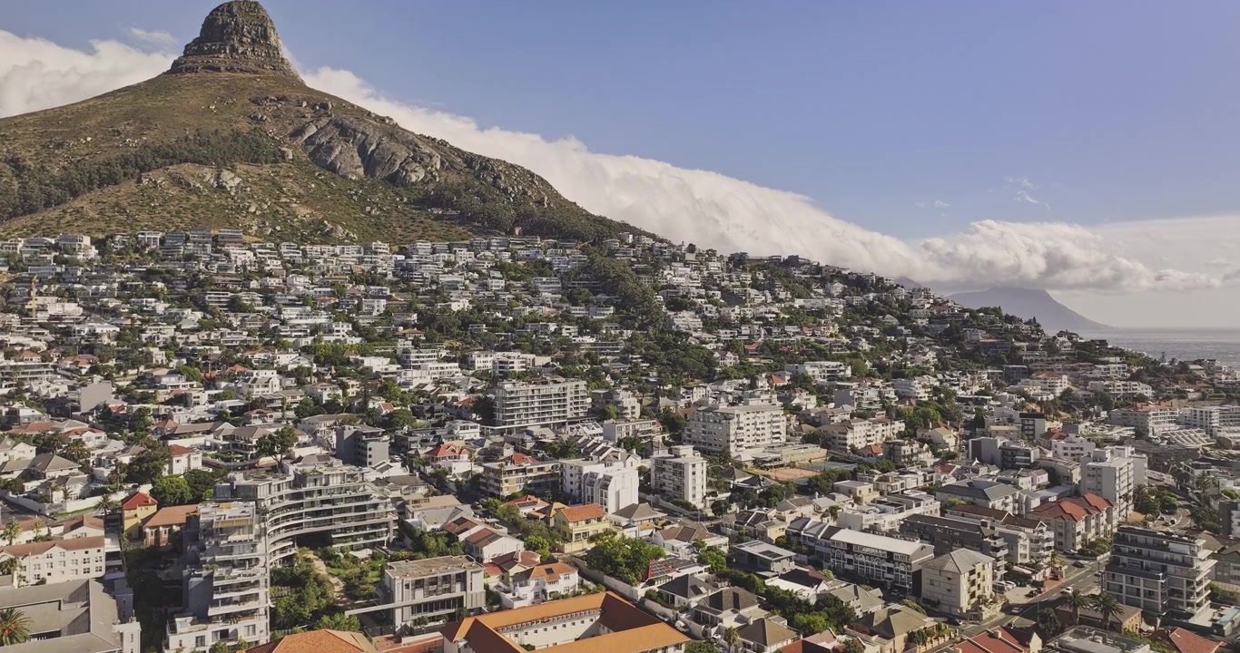 Città del Capo Sudafrica Aerea v15 sorvolo sopra le residenze di Sea Point e Fresnaye verso Signal Hill, Lion's Head e Bantry Bay - Ripreso con Mavic 3 Pro Cine - 10 gennaio 2024.