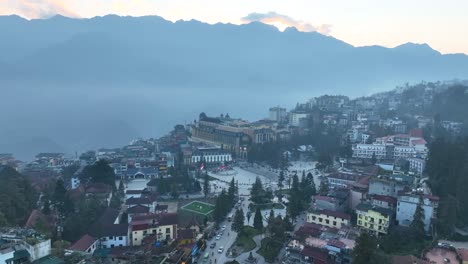 A-Medida-Que-Cae-El-Crepúsculo,-La-Ciudad-De-Sapa-Se-Vuelve-Aún-Más-Encantadora